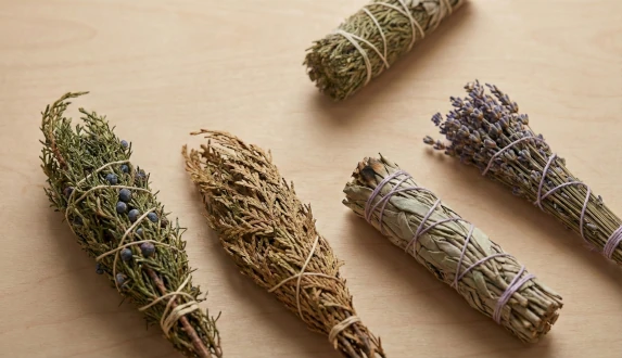 Naturalne kadzidła z ziół: jałowiec, cedr, lawenda, Yerba Santa i inne rośliny oczyszczające energię